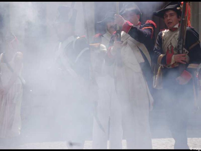 Napoleonic Bivouac в Люксембурге: дым от пушечного выстрела и солдаты в мундирах эпохи