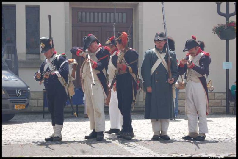 Napoleonic Bivouac в Люксембурге: солдаты в мундирах 1810-х годов на каменной площади