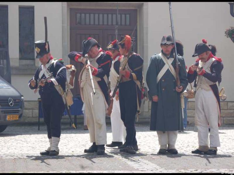 Napoleonic Bivouac в Люксембурге: солдаты в мундирах 1810-х годов на каменной площади