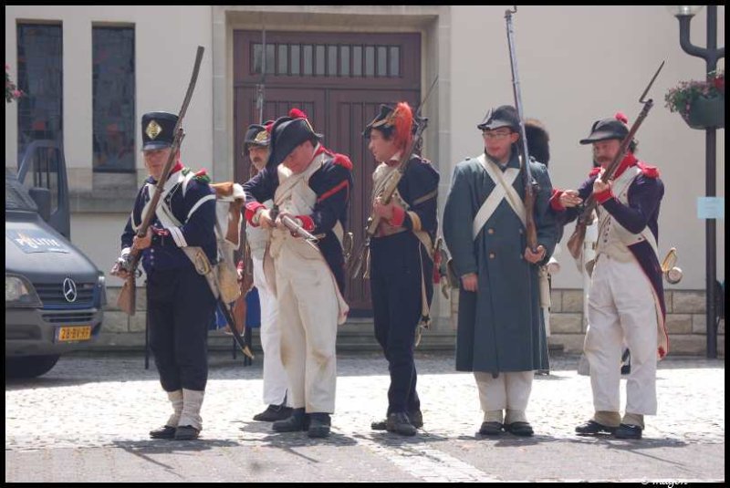 Napoleonic Bivouac в Люксембурге: солдаты в мундирах 1810-х годов у деревянных дверей здания