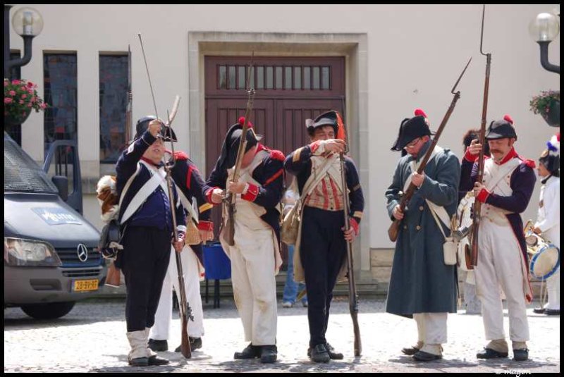 Napoleonic Bivouac в Люксембурге: солдаты в мундирах 1800-х годов у входа в здание