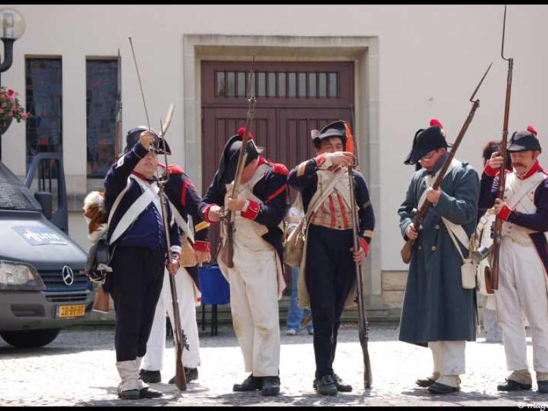 Napoleonic Bivouac в Люксембурге: солдаты в мундирах 1800-х годов у входа в здание