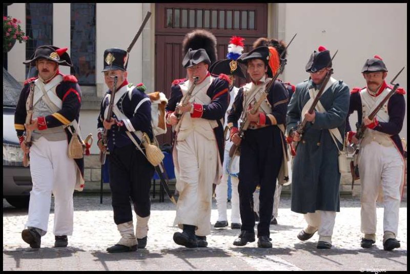 Napoleonic Bivouac в Люксембурге: солдаты 1800-х в строю у деревянных ворот