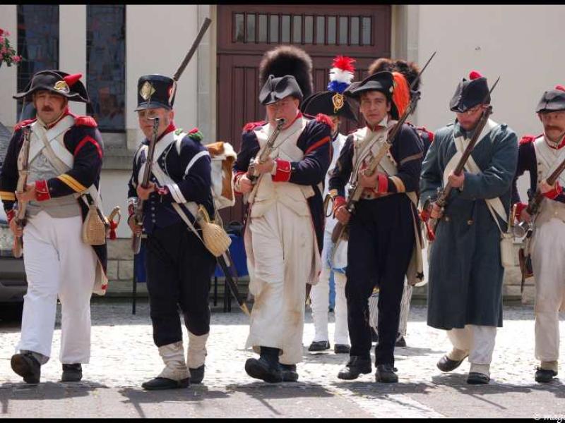 Napoleonic Bivouac в Люксембурге: солдаты 1800-х в строю у деревянных ворот