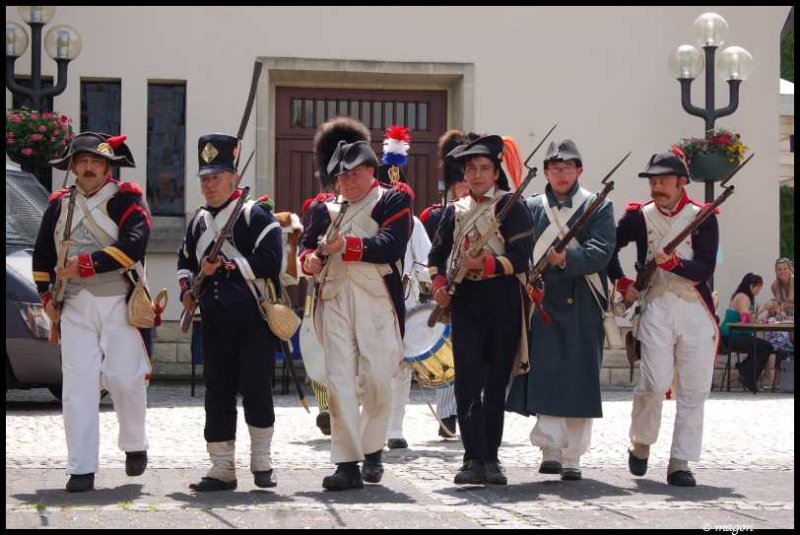 Napoleonic Bivouac в Люксембурге: солдаты в мушкетах и фуражках на каменной улице
