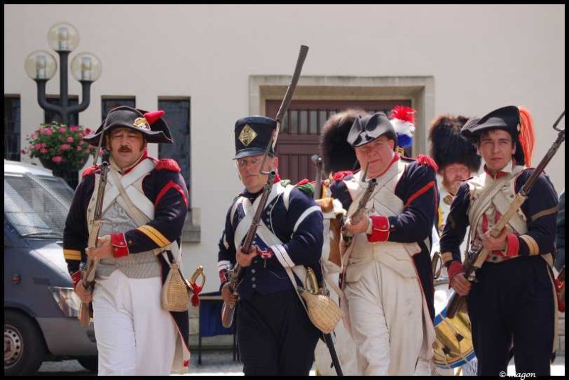 Napoleonic Bivouac в Люксембурге: солдаты в мундирах 1800-х годов у старинного здания