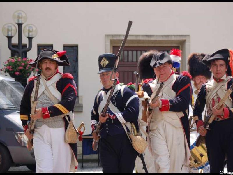 Napoleonic Bivouac в Люксембурге: солдаты в мундирах 1800-х годов у старинного здания