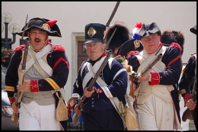 Napoleonic Bivouac в Люксембурге: солдаты в мундирах 1800-х годов у старинного фасада