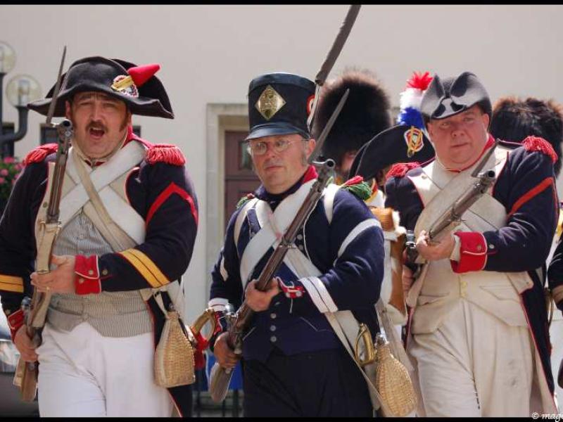 Napoleonic Bivouac в Люксембурге: солдаты в мундирах 1800-х годов у старинного фасада