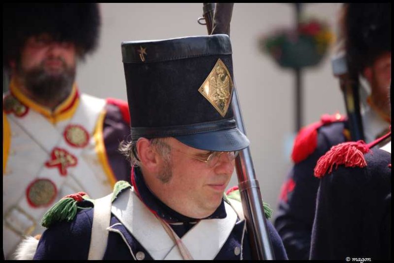 Napoleonic Bivouac в Люксембурге: солдат в фуражке с золотым гербом