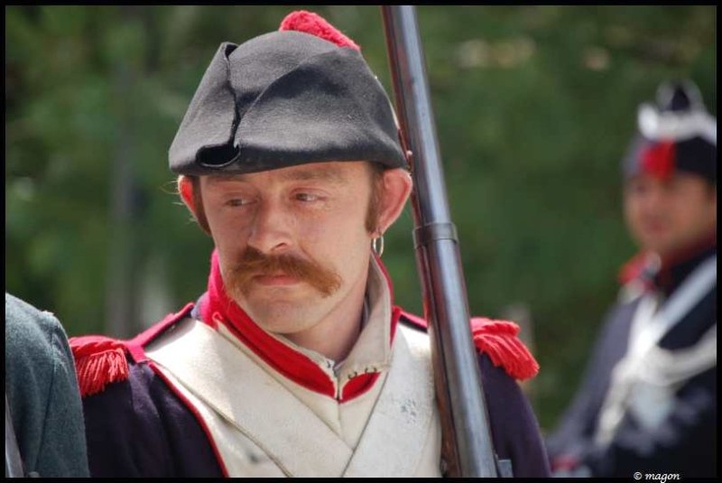Napoleonic Bivouac в Люксембурге: солдат в фуражке с красным кисточком