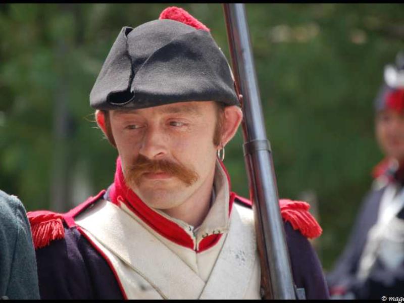 Napoleonic Bivouac в Люксембурге: солдат в фуражке с красным кисточком
