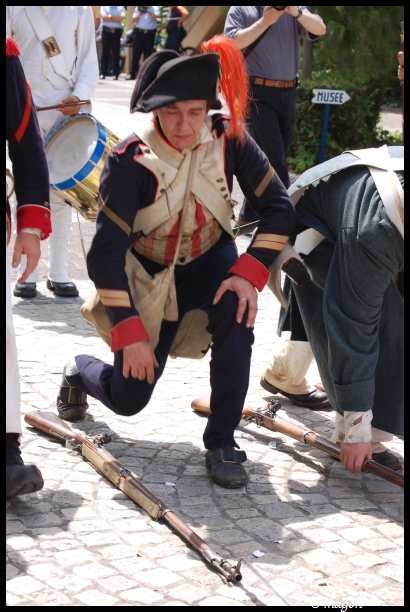 Napoleonic Bivouac в Люксембурге: солдат в костюме эпохи наполеоновских войн на каменной площади