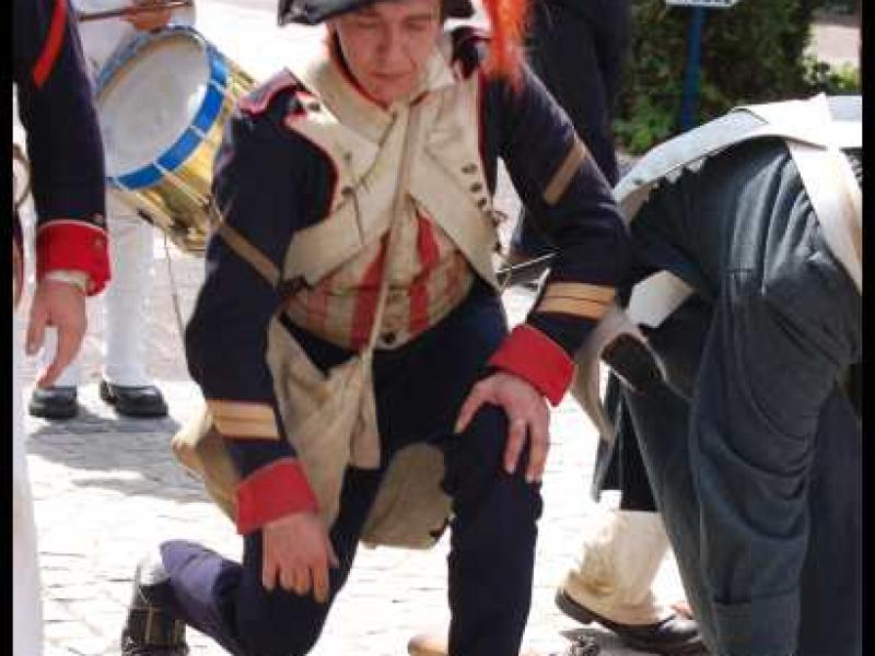 Napoleonic Bivouac в Люксембурге: солдат в костюме эпохи наполеоновских войн на каменной площади
