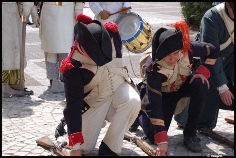 Napoleonic Bivouac в Люксембурге: солдаты в мундирах эпохи Наполеона у костра