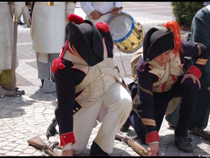 Napoleonic Bivouac в Люксембурге: солдаты в мундирах эпохи Наполеона у костра