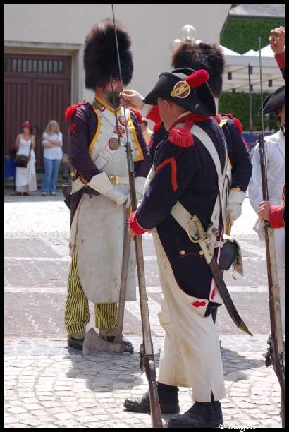 Napoleonic Bivouac в Люксембурге: солдаты в пышных мундирах и шляпах с красными кистями