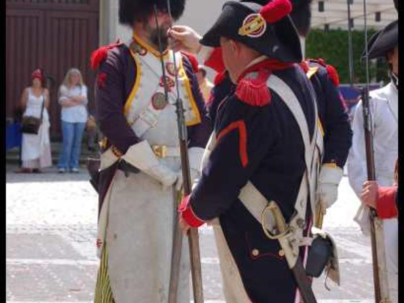 Napoleonic Bivouac в Люксембурге: солдаты в пышных мундирах и шляпах с красными кистями