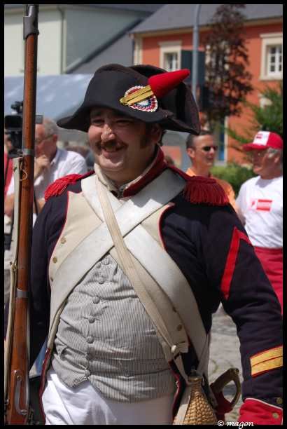 Napoleonic Bivouac в Люксембурге: солдат в мундире 1812 года с красным плюмажем