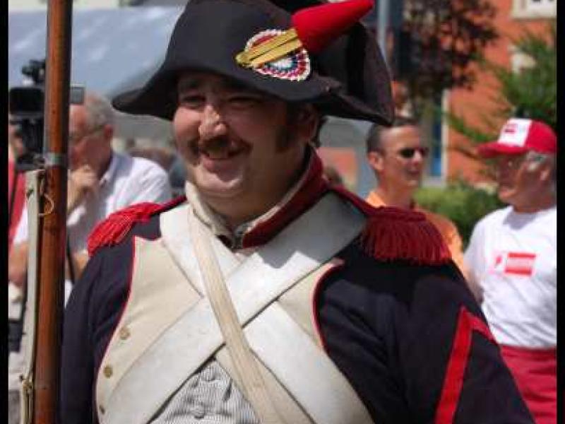 Napoleonic Bivouac в Люксембурге: солдат в мундире 1812 года с красным плюмажем