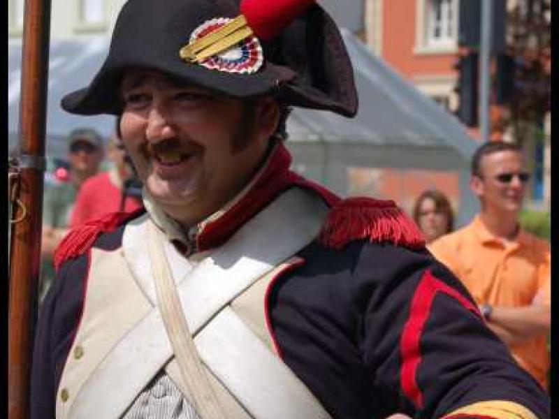 Napoleonic Bivouac в Люксембурге: солдат в трико и фуражке с красным плюмажем