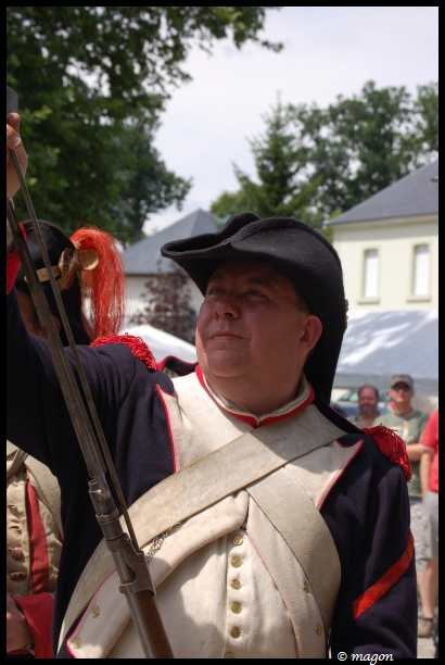 Napoleonic Bivouac в Люксембурге: солдат в мундире 1800-х с ружьём и шашкой