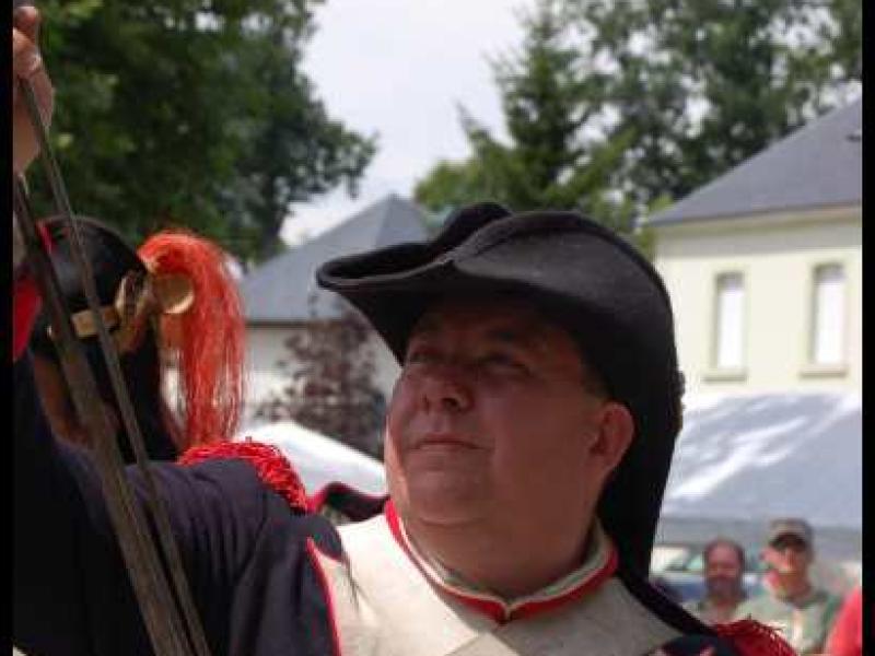 Napoleonic Bivouac в Люксембурге: солдат в мундире 1800-х с ружьём и шашкой
