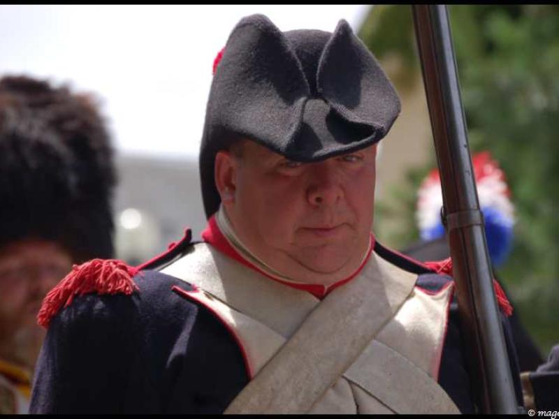 Napoleonic Bivouac в Люксембурге: солдат в трико и белом поясном ремне