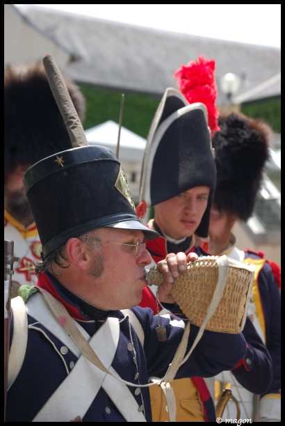 Napoleonic Bivouac в Люксембурге: солдат с кувшином и шляпой с звездой