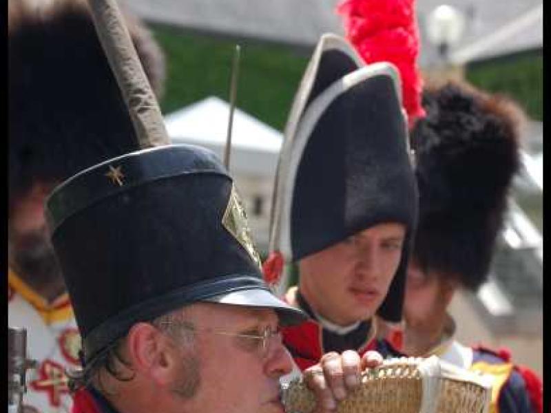 Napoleonic Bivouac в Люксембурге: солдат с кувшином и шляпой с звездой
