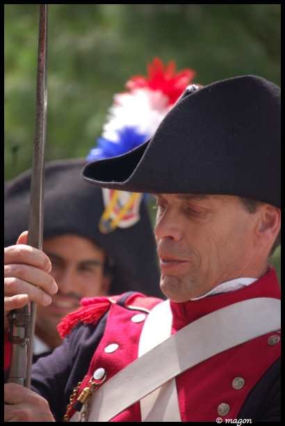 Napoleonic Bivouac в Люксембурге: солдат в красно-чёрном мундире с белым ремнём