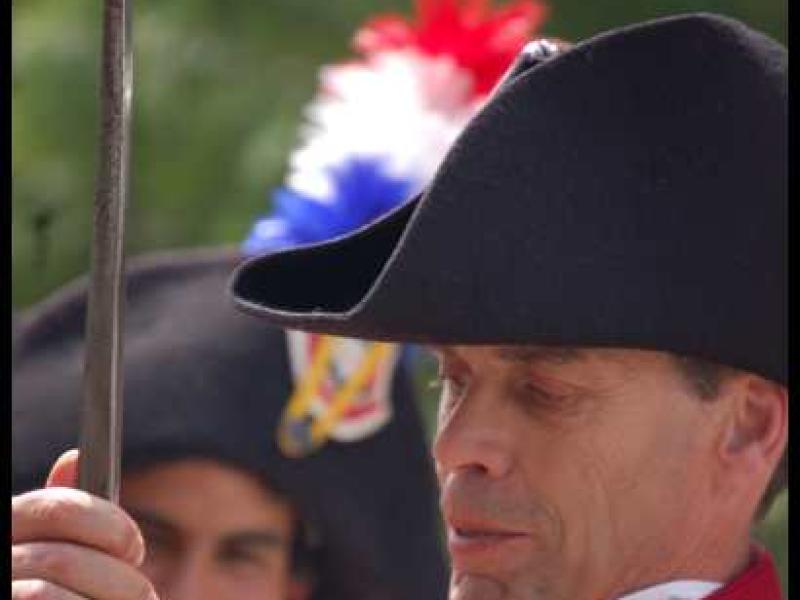 Napoleonic Bivouac в Люксембурге: солдат в красно-чёрном мундире с белым ремнём