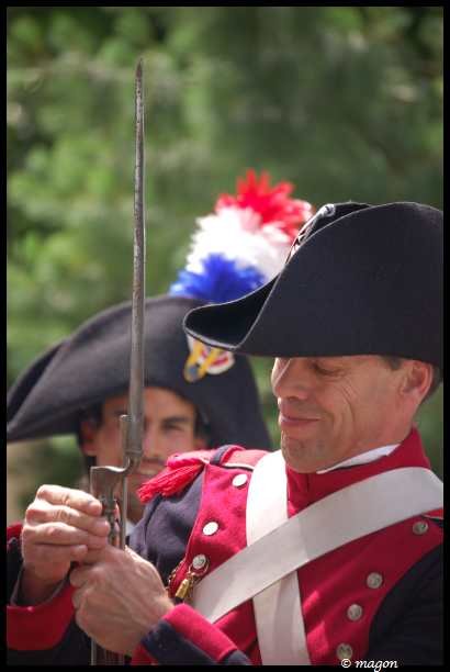 Napoleonic Bivouac в Люксембурге: солдаты в красных мундирах с штыками