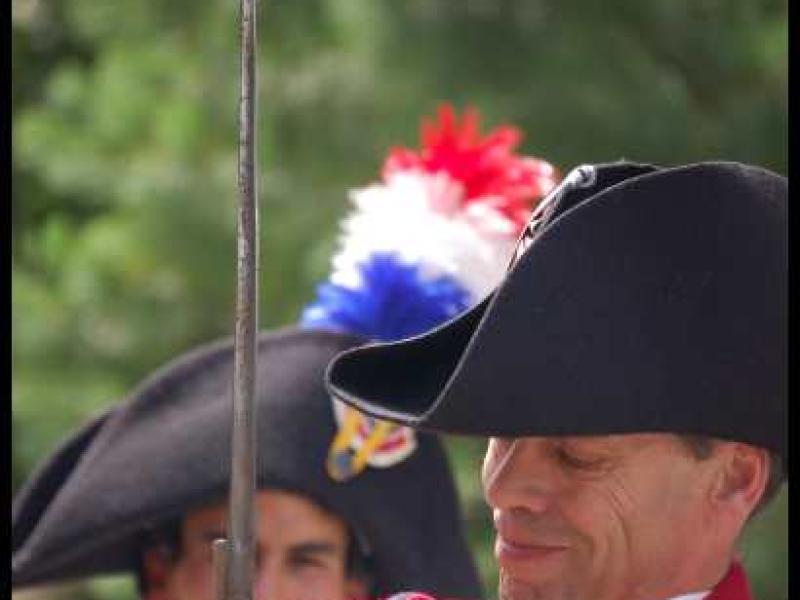 Napoleonic Bivouac в Люксембурге: солдаты в красных мундирах с штыками
