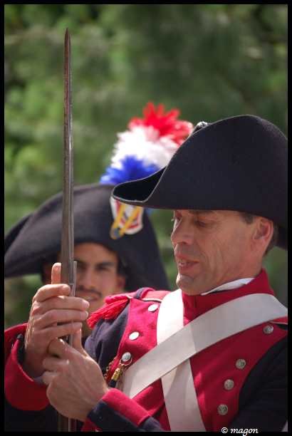 Napoleonic Bivouac в Люксембурге: солдат в красном мундире с шпагой