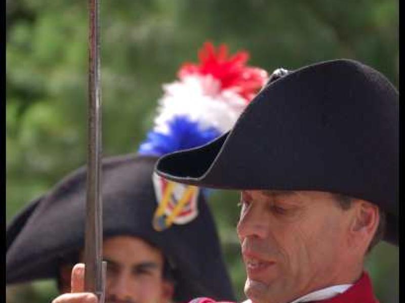 Napoleonic Bivouac в Люксембурге: солдат в красном мундире с шпагой