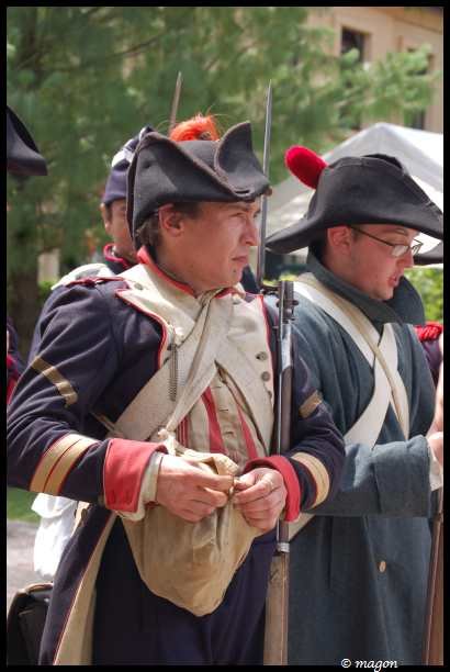 Napoleonic Bivouac в Люксембурге: солдаты в морской форме с красными акцентами