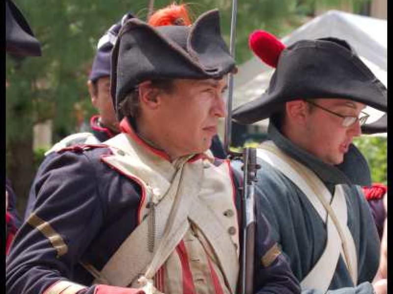 Napoleonic Bivouac в Люксембурге: солдаты в морской форме с красными акцентами