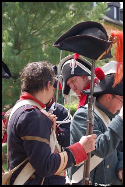 Napoleonic Bivouac в Люксембурге: солдаты в трико и шляпах с красными плюмажами