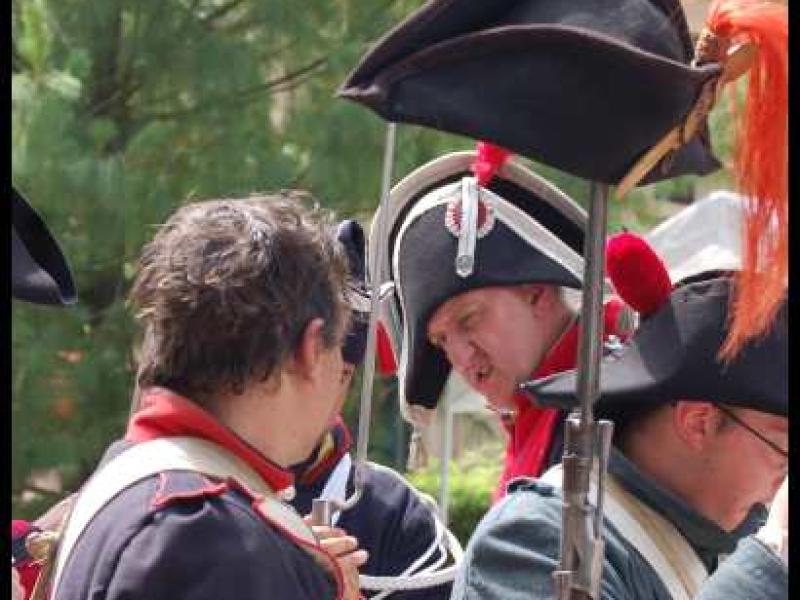 Napoleonic Bivouac в Люксембурге: солдаты в трико и шляпах с красными плюмажами