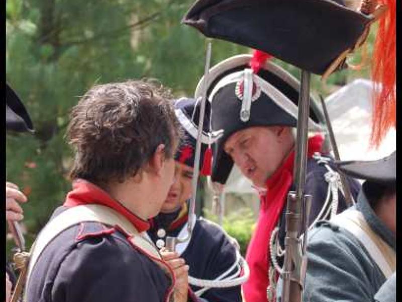 Napoleonic Bivouac в Люксембурге: солдаты в мундирах эпохи Наполеона у оружия