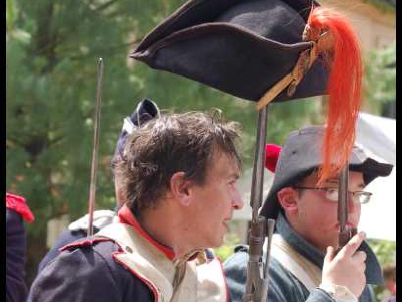 Napoleonic Bivouac в Люксембурге: солдаты в мушкетах и папахах с красными перьями