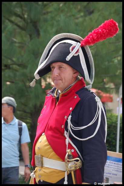 Napoleonic Bivouac в Люксембурге: солдат в трико и красном плаще