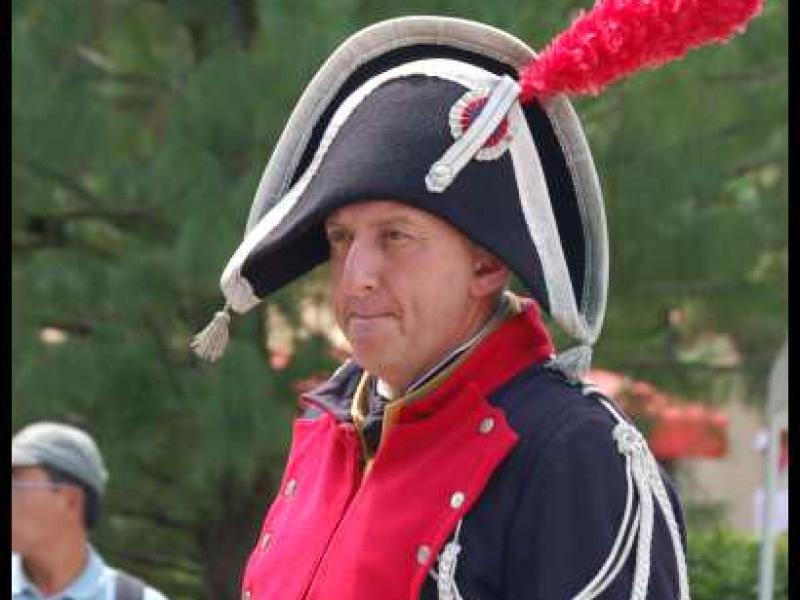 Napoleonic Bivouac в Люксембурге: солдат в трико и красном плаще