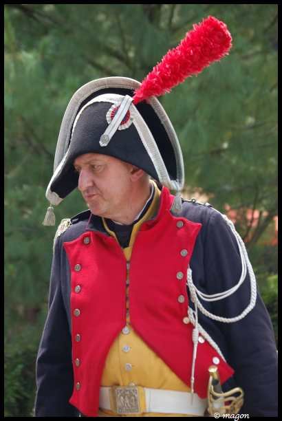 Napoleonic Bivouac в Люксембурге: офицер в красно-синей мундирной куртке с пышным красным гребнем