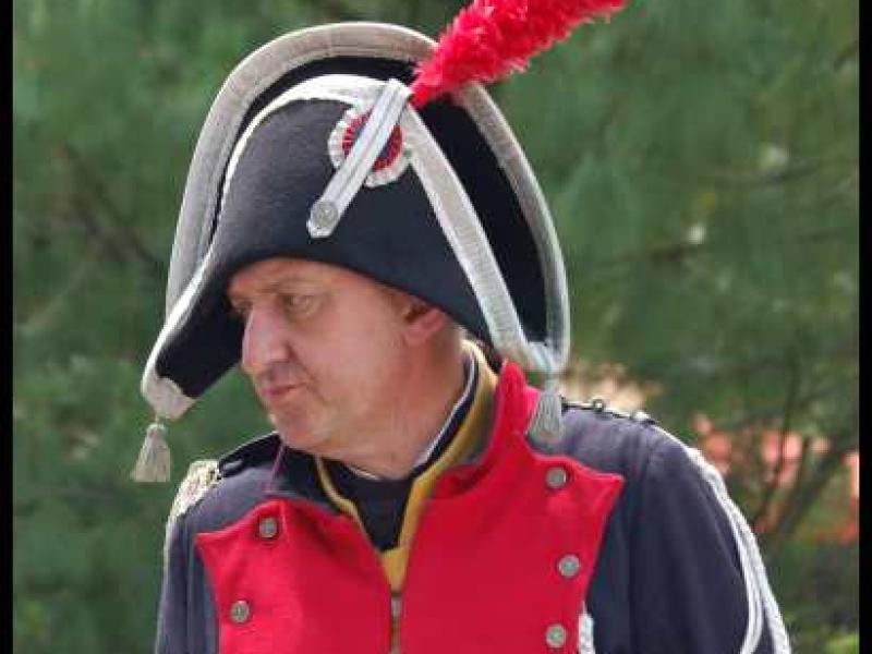Napoleonic Bivouac в Люксембурге: офицер в красно-синей мундирной куртке с пышным красным гребнем