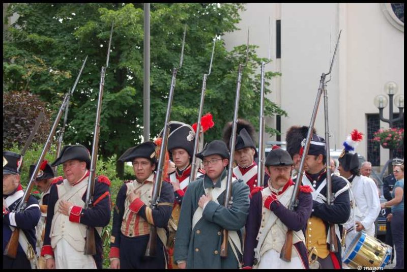 Napoleonic Bivouac в Люксембурге: солдаты в мушкетах и штыках у старинного здания