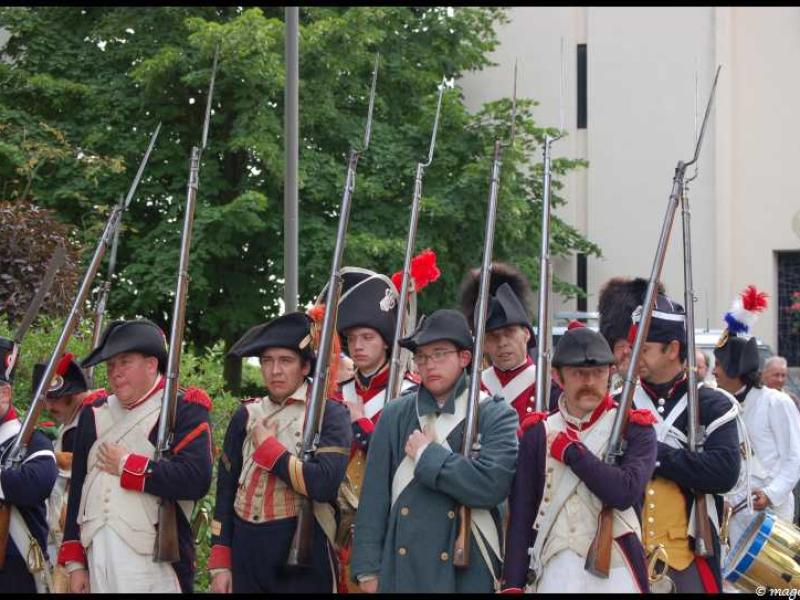Napoleonic Bivouac в Люксембурге: солдаты в мушкетах и штыках у старинного здания