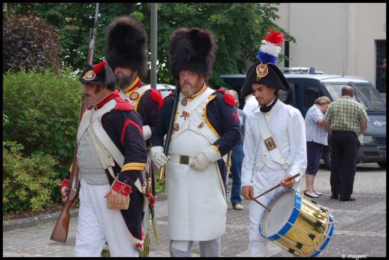 Napoleonic Bivouac в Люксембурге: солдаты в пышных мундирах и барабанщик с золотым бубном