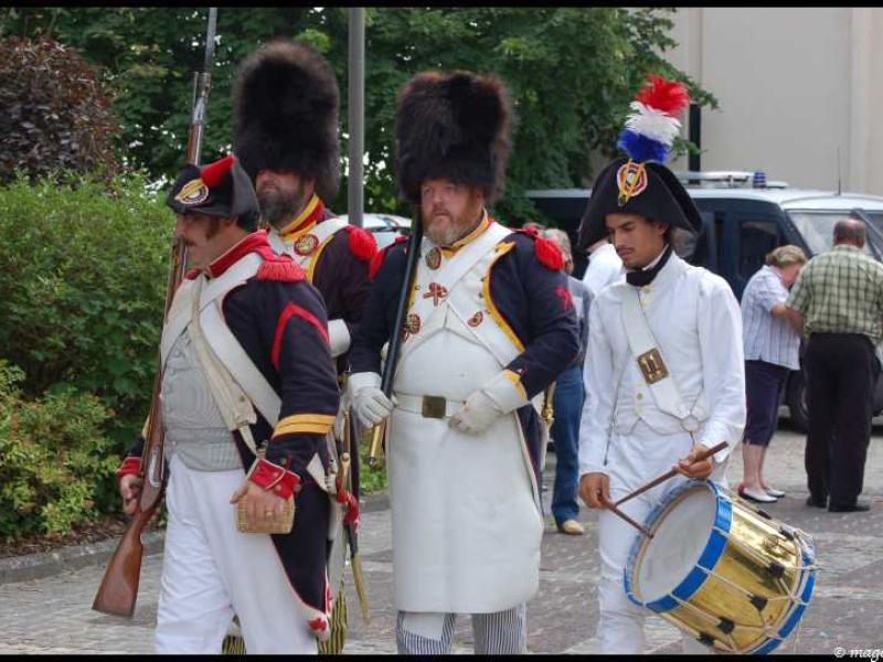 Napoleonic Bivouac в Люксембурге: солдаты в пышных мундирах и барабанщик с золотым бубном
